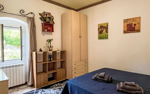 Enrico: Mueble, Diseño De Interiores, Pared, Piso, Suelo, Habitación, Madera, Cama, Habitación, Techo