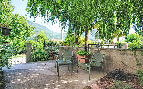 Boscolago: Vegetación, Primavera, Mueble Para Exteriores, Mesa Al Aire Libre, Sombra, Jardín, Maceta, Silla, Yarda, Planta De Casa