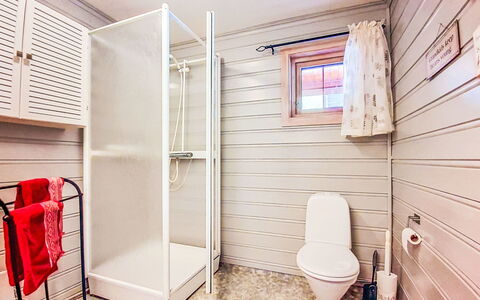 Bjørnbu: Piso, Madera, Suelo, Asiento Del Baño, Arreglo De Tubería, Baño, Diseño De Interiores, Baño, Techo, Habitación