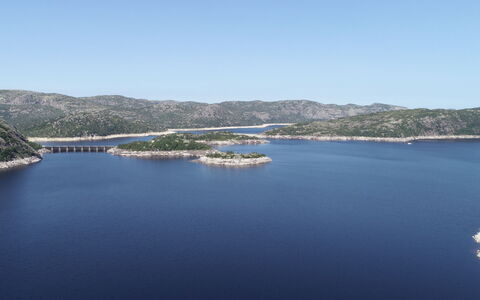 Bjørnbu: Agua, Los Recursos Hídricos, Cuerpo De Agua, Costeras Y Los Accidentes Geográficos Oceánico, Costa, Promontorio, Lago, Mar, Bahía