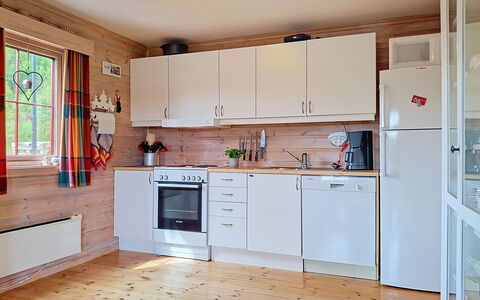Bjørnbu: Cocina, Madera, Electrodoméstico, Piso, Mueble, Mostrador, Diseño De Interiores, Aparato De Cocina, Gabinetes, Suelo