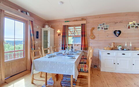 Bjørnbu: Mueble, Diseño De Interiores, Piso, Madera, Suelo, Techo, Silla, Comedor, Mesa, Habitación