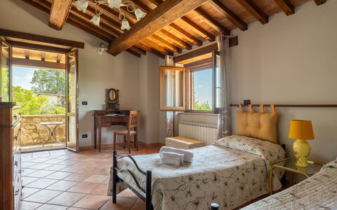 Villa Daluma, Private Pool in Todi: Mueble, Diseño De Interiores, Casa, Habitación, Departamento, Manchas De Madera, Madera Dura, Villa, Silla, Inmuebles