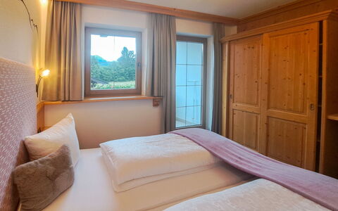 Auffach 606: Diseño De Interiores, Habitación, Techo, Departamento, Habitación, Marco De La Cama, Cama, Lecho, Manchas De Madera, Hotel