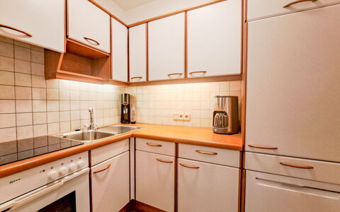 Auffach 606: Cocina, Madera, Mostrador, Diseño De Interiores, Piso, Electrodoméstico, Gabinetes, Aparato De Cocina, Suelo, Lavabo