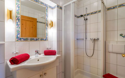Auffach 606: Diseño De Interiores, Piso, Suelo, Arreglo De Tubería, Lavabo Del Baño, Habitación, Lavabo, Baño, Techo, Plomería