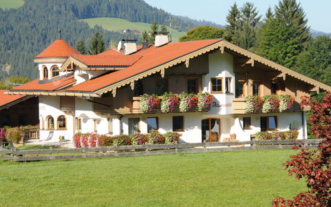 Auffach 606: Techo, Casa, Arbusto, Cabaña, Casa, Inmuebles, Casa De Campo, Cobertura Del Suelo, Jardín