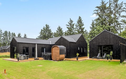 Lillesol - 1.3Km from the Sea: Mueble, Diseño De Interiores, Silla, Mueble Para Exteriores, Material Natural, Sombra, Mesa Al Aire Libre, Diseño, Restaurante, Cocina Y Comedor Mesa