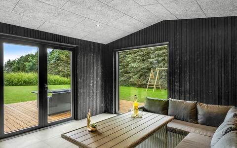 Lillesol - 1.3Km from the Sea: Mueble, Diseño De Interiores, Silla, Mueble Para Exteriores, Material Natural, Sombra, Mesa Al Aire Libre, Diseño, Restaurante, Cocina Y Comedor Mesa