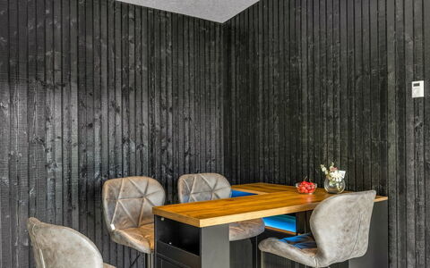 Lillesol - 1.3Km from the Sea: Mueble, Diseño De Interiores, Silla, Mueble Para Exteriores, Material Natural, Sombra, Mesa Al Aire Libre, Diseño, Restaurante, Cocina Y Comedor Mesa