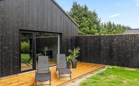 Lillesol - 1.3Km from the Sea: Mueble, Diseño De Interiores, Silla, Mueble Para Exteriores, Material Natural, Sombra, Mesa Al Aire Libre, Diseño, Restaurante, Cocina Y Comedor Mesa