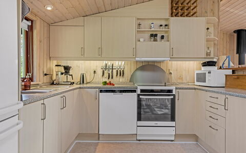 Christiern - 600M from the Sea: Cocina, Aparato De Cocina, Mostrador, Electrodoméstico, Madera, Diseño De Interiores, Mueble, Gabinetes, Techo, Piso