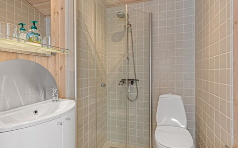 Christiern - 600M from the Sea: Baño, Arreglo De Tubería, Piso, Suelo, Diseño De Interiores, Pared, Madera, Baño, Lavabo Del Baño, Lavabo