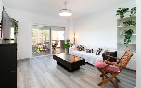 Son de Mar Gondola: Mueble, Diseño De Interiores, Silla, Mueble Para Exteriores, Material Natural, Sombra, Mesa Al Aire Libre, Diseño, Restaurante, Cocina Y Comedor Mesa