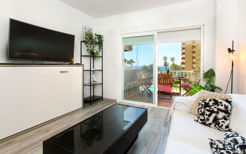Son de Mar Gondola: Mueble, Diseño De Interiores, Silla, Mueble Para Exteriores, Material Natural, Sombra, Mesa Al Aire Libre, Diseño, Restaurante, Cocina Y Comedor Mesa
