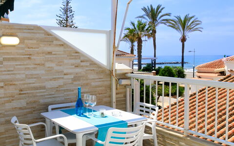 El Bungalow: Mueble, Diseño De Interiores, Silla, Mueble Para Exteriores, Material Natural, Sombra, Mesa Al Aire Libre, Diseño, Restaurante, Cocina Y Comedor Mesa