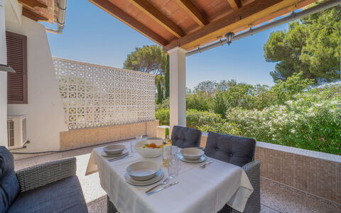 Casa Bonita: Mueble, Diseño De Interiores, Silla, Mueble Para Exteriores, Material Natural, Sombra, Mesa Al Aire Libre, Diseño, Restaurante, Cocina Y Comedor Mesa