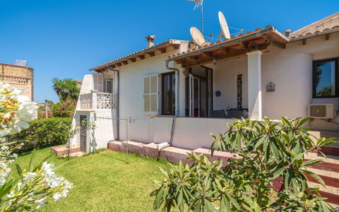 Casa Bonita: Mueble, Diseño De Interiores, Silla, Mueble Para Exteriores, Material Natural, Sombra, Mesa Al Aire Libre, Diseño, Restaurante, Cocina Y Comedor Mesa
