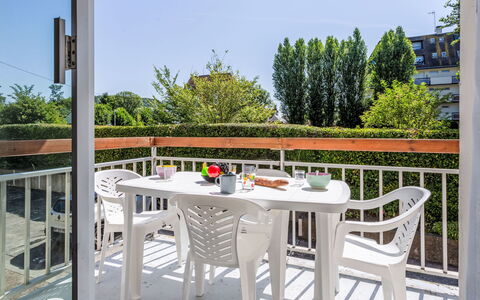 Annabel: Mueble, Diseño De Interiores, Silla, Mueble Para Exteriores, Material Natural, Sombra, Mesa Al Aire Libre, Diseño, Restaurante, Cocina Y Comedor Mesa