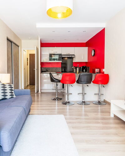 Annabel: Mueble, Diseño De Interiores, Silla, Mueble Para Exteriores, Material Natural, Sombra, Mesa Al Aire Libre, Diseño, Restaurante, Cocina Y Comedor Mesa