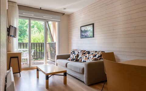 Ax-Les-Thermes 602: Mueble, Diseño De Interiores, Silla, Mueble Para Exteriores, Material Natural, Sombra, Mesa Al Aire Libre, Diseño, Restaurante, Cocina Y Comedor Mesa