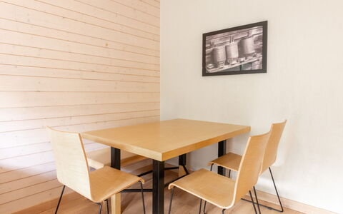 Ax-Les-Thermes 602: Mueble, Diseño De Interiores, Silla, Mueble Para Exteriores, Material Natural, Sombra, Mesa Al Aire Libre, Diseño, Restaurante, Cocina Y Comedor Mesa