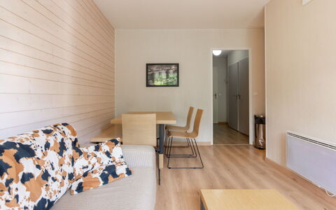 Ax-Les-Thermes 602: Mueble, Diseño De Interiores, Silla, Mueble Para Exteriores, Material Natural, Sombra, Mesa Al Aire Libre, Diseño, Restaurante, Cocina Y Comedor Mesa