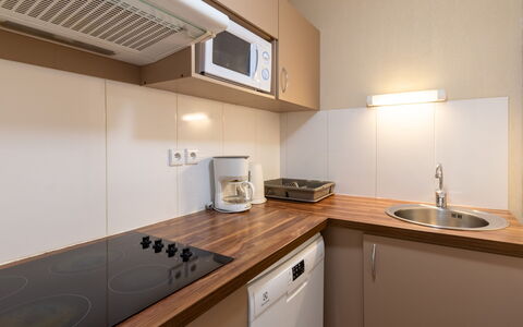 Ax-Les-Thermes 602: Mueble, Diseño De Interiores, Silla, Mueble Para Exteriores, Material Natural, Sombra, Mesa Al Aire Libre, Diseño, Restaurante, Cocina Y Comedor Mesa