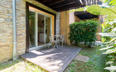 Ax-Les-Thermes 603: Puerta, Sombra, Porche, Inicio De La Puerta, Jardín, Patio Interior, Manchas De Madera, Madera Dura, Paisajismo, Yarda