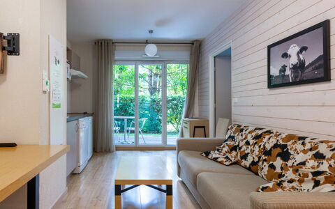 Ax-Les-Thermes 603: Madera, Piso, Diseño De Interiores, Suelo, Mueble, Suelos De Madera, Puerta, Habitación, Madera Dura, Manchas De Madera