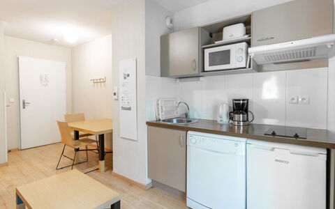 Ax-Les-Thermes 603: Mueble, Diseño De Interiores, Piso, Suelo, Habitación, Lavabo, Escritorio, Cocina, Mostrador, Mesa