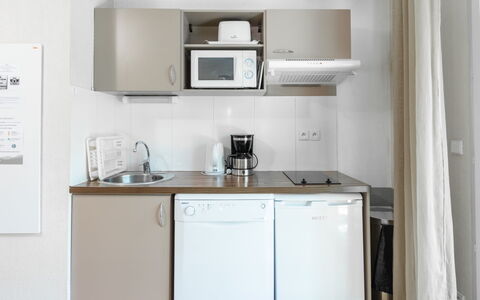 Ax-Les-Thermes 603: Mueble, Diseño De Interiores, Electrodoméstico, Habitación, Lavabo, Cocina, Aparato De Cocina, Suelo, Electrodoméstico, Gabinetes