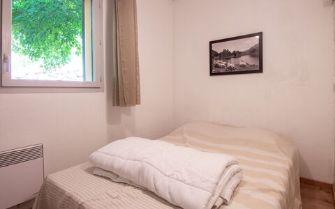 Ax-Les-Thermes 603: Cama, Habitación, Lecho, Sábana, Pared, Diseño De Interiores, Madera, Mueble, Suelo, Habitación