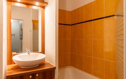 Ax-Les-Thermes 603: Arreglo De Tubería, Lavabo Del Baño, Piso, Baño, Diseño De Interiores, Lavabo, Madera, Suelo, Grifo, Plomería