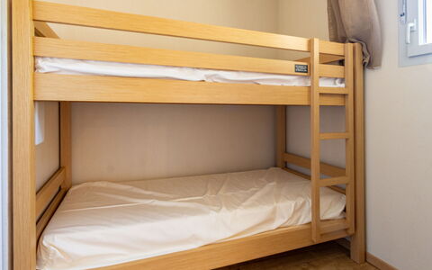 Ax-Les-Thermes 645: Madera, Litera, Piso, Suelo, Cama, Habitación, Marco De La Cama, Habitación, Hostal, Lecho