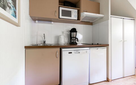 Ax-Les-Thermes 645: Mueble, Diseño De Interiores, Madera, Piso, Suelo, Habitación, Gabinetes, Cocina, Electrodoméstico, Techo
