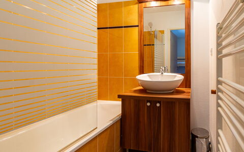 Ax-Les-Thermes 645: Baño, Arreglo De Tubería, Pared, Diseño De Interiores, Piso, Lavabo Del Baño, Lavabo, Suelo, Mueble De Baño, Grifo