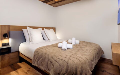 La Rosière 620: Habitación, Suelo, Piso, Madera, Diseño De Interiores, Cama, Sábana, Lecho, Suelos De Madera, Marco De La Cama