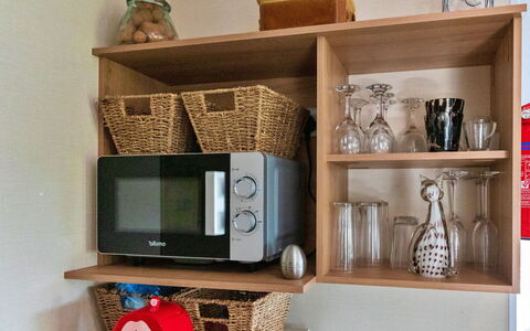 Seascape: Estantería, Estante, Vajilla, Mueble, Cocina, Utensilios Para Servir, Habitación, Manchas De Madera, Alacena
