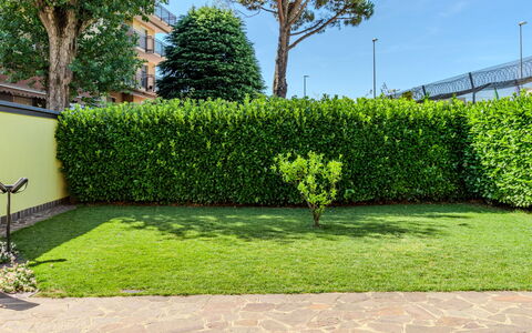 Villa Giulia: Verde, Arbusto, Cobertura, Jardín, Cobertura Del Suelo, Césped, Paisajismo, Sombra, Pasarela, Césped Artificial