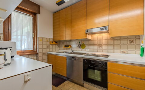 Locanda dei Nonni: Cocina, Mostrador, Aparato De Cocina, Electrodoméstico, Piso, Madera, Gabinetes, Fregadero, Diseño De Interiores, Suelo
