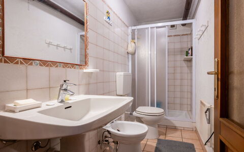 Les Combes 6: Piso, Diseño De Interiores, Suelo, Mueble, Habitación, Arreglo De Tubería, Techo, Lavabo, Baño, Departamento