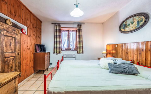 Les Combes 6: Madera, Mueble, Casa, Casa, Habitación, Habitación, Cama, Madera Dura, Manchas De Madera, Lecho