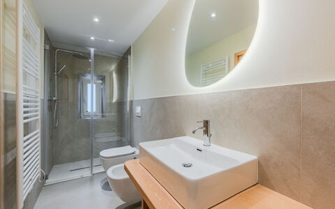 Ca' Alma Dolomia: Piso, Suelo, Baño, Arreglo De Tubería, Pared, Diseño De Interiores, Madera, Lavabo Del Baño, Lavabo, Techo