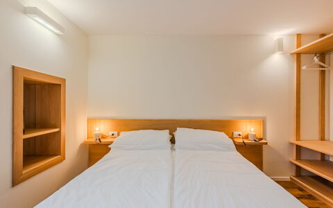 Ca' Alma Dolomia: Diseño De Interiores, Pared, Madera, Piso, Techo, Cama, Suelo, Habitación, Habitación, Encendiendo