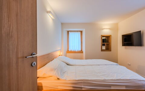 Ca' Alma Dolomia: Diseño De Interiores, Pared, Piso, Suelo, Madera, Cama, Techo, Habitación, Habitación, Encendiendo