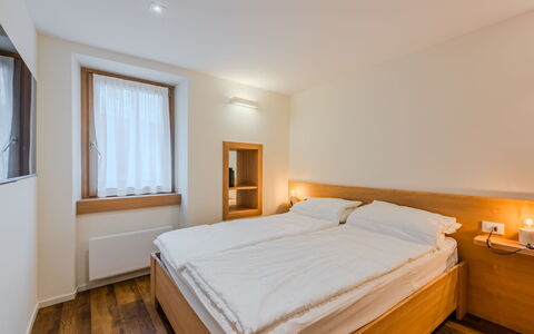 Ca' Alma Dolomia: Madera, Habitación, Diseño De Interiores, Cama, Marco De La Cama, Sábana, Suelo, Lecho, Piso, Techo