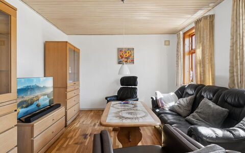 Helge - 10Km from the Sea: Mueble, Diseño De Interiores, Sofá, Piso, Madera, Suelo, Techo, Sala, Habitación, Suelos De Madera