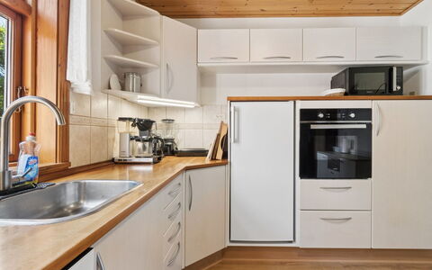 Helge - 10Km from the Sea: Cocina, Aparato De Cocina, Mostrador, Piso, Electrodoméstico, Gabinetes, Diseño De Interiores, Madera, Mueble, Suelo