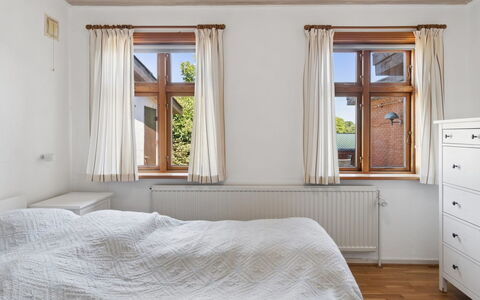 Helge - 10Km from the Sea: Cama, Habitación, Lecho, Diseño De Interiores, Sábana, Madera, Mueble, Suelo, Piso, Techo
